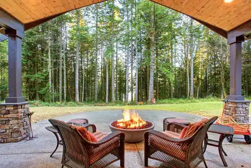 Backyard fire pit seating area with patio chairs in Southern Oregon