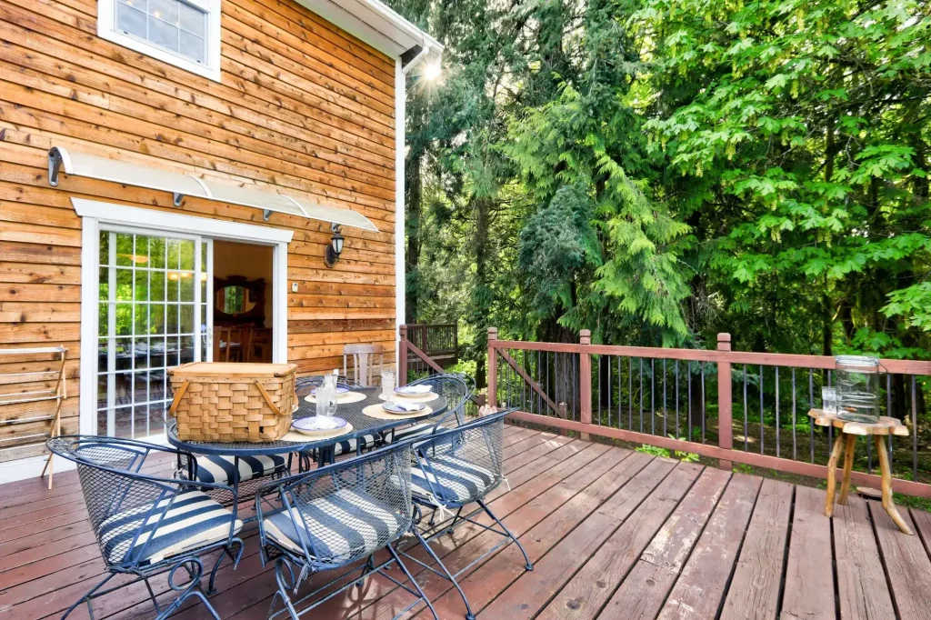 Cedar Decking Contractor in Southern Oregon